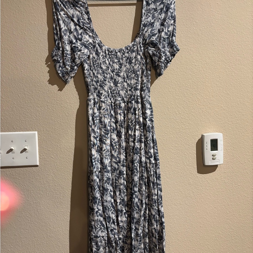 Abercrombie & Fitch Short Puff Sleeve Smocked Midi Dress - Picture 7 of 9